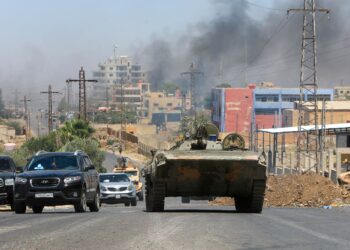 ANGGOTA pasukan keselamatan Syria memandu melalui bandar Sweida dihuni komuniti Druze selepas serangan Israel.-AFP