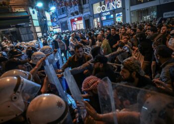 PENUNJUK perasaan bertempur dengan pasukan keselamatan dalam protes membantah karikatur Nabi Muhammad terbitan majalah LeMan di Istanbul, Türkiye. – AFP