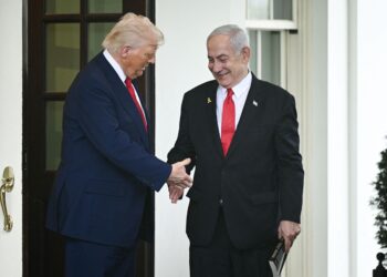 DONALD Trump berjabat tangan dengan Benjamin Netanyahu ketika kunjungannya ke Rumah Putih di Washington pada April lalu. – AFP