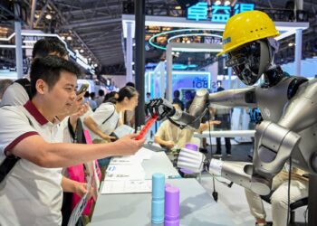 ORANG ramai menyaksikan demonstrasi robot melaksanakan tugas dalam pameran sempena Persidangan Kecerdasan Buatan Dunia di Shanghai, kelmarin.- AFP