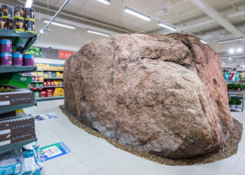 BATU gergasi berusia 10,000 tahun masih utuh di tengah-tengah Pusat Beli-Belah Viimsi di bandar Haabneeme, Estonia.-AGENSI