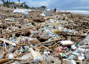 KEBANYAKAN pantai di Bali dicemari dengan sampah-sarap yang semakin serius saban tahun. – AFP