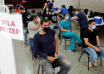 PENYELIDIK mendapati vaksin Pfizer-BioNTech menyebabkan ketebalan kornea pesakit meningkat kira-kira dua peratus.- AFP