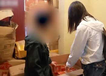 KEDIAMAN Wang dibersihkan Mei lalu namun ketagihannya membeli dan menyimpan bungkusan masih berterusan.-AGENSI