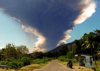 GUNUNG Berapi Lewotobi Laki-Laki yang terletak di Sikka, Nusa Tenggara Timur, Indonesia meletus baru-baru ini. – AFP