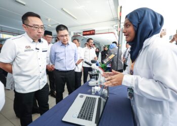 CHANG Lih Kang (kiri) bersama Timbalan Menteri Pendidikan, Wong Kah Woh (dua kiri) diberi penerangan ketika melawat reruai selepas majlis Peluncuran Program STI 100³ di Sekolah Menengah Kebangsaan Tiara Permai di sini hari ini. - UTUSAN/FARIZ RUSADIO