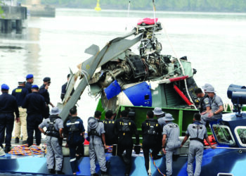 BANGKAI helikopter milik PDRM yang terhempas di Sungai Pulai, Gelang Patah berjaya dinaikkan semalam. – UTUSAN/RAJA JAAFAR ALI