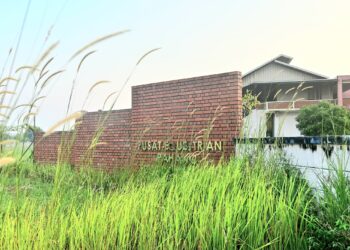 PINTU masuk Pusat Ekuestrian Pahang dibiarkan bersemak sekali gus mencacatkan pemandangan di lokasi berkenaan di Tanjung Lumpur di Kuantan, Pahang. - UTUSAN/SHAIKH AHMAD RAZIF