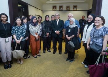 Presiden Mahkamah Rayuan, Tan Sri Abang Iskandar Abang Hashim bersama Wartawan Meja Mahkamah pada majlis perpisahan beliau di pejabatnya di Istana Kehakiman, Putrajaya. -UTUSAN/FAISOL MUSTAFA