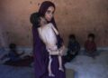 NAEEMA mendukung anak lelakinya berusia dua tahun yang mengalami kekurangan nutrisi selepas sekatan bantuan kemanusiaan ke Gaza masih berterusan. – AFP