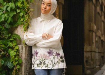 Sulaman bunga violet tampil lembut, sesuai untuk gaya santai.