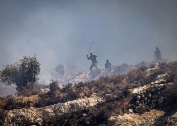 PENDUDUK haram Yahudi membaling batu ke arah rakyat Palestin di Sinjil, Tebing Barat pada 4 Julai lalu. - AFP