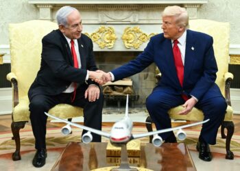 DONALD Trump berjabat tangan dengan Benjamin Netanyahu semasa pertemuan di Pejabat Oval, Rumah Putih, Washington. – AFP