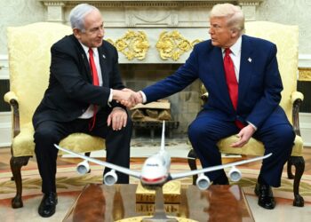 DONALD Trump berjabat tangan dengan Benjamin Netanyahu semasa pertemuan di Pejabat Oval, Rumah Putih, Washington. – AFP