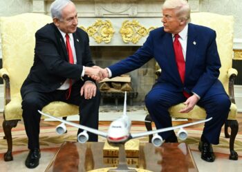 DONALD Trump berjabat tangan dengan Benjamin Netanyahu semasa pertemuan di Pejabat Oval, Rumah Putih, Washington. – AFP
