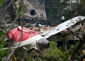 SERPIHAN pesawat Air India 171 selepas terhempas di kawasan perumahan berhampiran lapangan terbang di Ahmedabad, pada 12 Jun lalu.- AFP