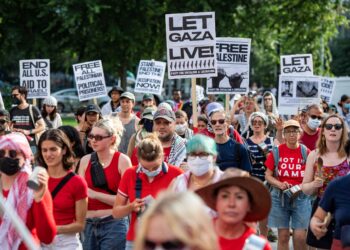 ORANG ramai menyertai demonstrasi membantah kekejaman Israel terhadap Gaza di Boston, Amerika Syarikat. - AFP