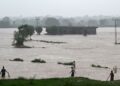 PENDUDUK setempat menjala ikan di kawasan banjir di Rawalpindi, Pakistan. –  AFP