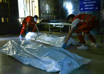 PETUGAS Bulat Sabit Merah menyusun mayat mangsa yang terkorban akibat pertempuran antara komuniti Druze dengan puak Badwi di sebuah hospital di Sweida, Syria. – AFP