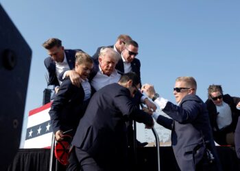 DONALD Trump dibawa turun dari pentas selepas beliau cedera dalam insiden cubaan bunuh semasa kempen pilihan raya presiden di Butler, Pennsylvania pada 13 Julai 2024. – AFP