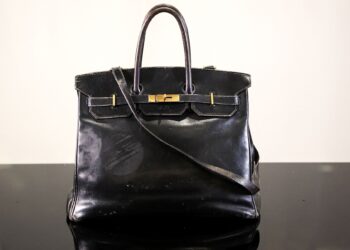 BEG tangan Hermes yang direka khas untuk penyanyi dan pelakon terkenal, Jane Birkin dilelong pada harga 8.6 juta euro. - AFP