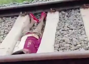 BUDAK lelaki dipercayai berusia 12 tahun dilihat berbaring di atas rel ketika sebuah kereta api meluncur laju melintasinya.- AGENSI