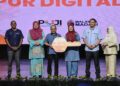 ZALIHA Mustafa (tengah) bergambar bersama barisan wakil komuniti Dapur Digital 2025 selepas merasmikan Majlis Penyerahan Kunci Dapur Digital 2025 diiringi oleh Ketua Pengarah Jabatan Wilayah Persekutuan, Datuk Seri Noridah Abdul Rahim (tujuh kiri) dan Pengarah Eksekutif (Pembangunan Sosioekonomi) DBKL, Ismadi Sakirin (tujuh kanan) di Menara DBKL di sini hari ini. UTUSAN/AMIR KHALID