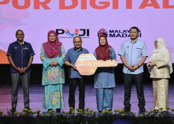 ZALIHA Mustafa (tengah) bergambar bersama barisan wakil komuniti Dapur Digital 2025 selepas merasmikan Majlis Penyerahan Kunci Dapur Digital 2025 diiringi oleh Ketua Pengarah Jabatan Wilayah Persekutuan, Datuk Seri Noridah Abdul Rahim (tujuh kiri) dan Pengarah Eksekutif (Pembangunan Sosioekonomi) DBKL, Ismadi Sakirin (tujuh kanan) di Menara DBKL di sini hari ini. UTUSAN/AMIR KHALID