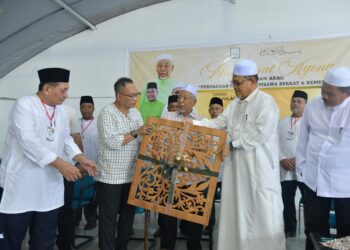 SHAHIDAN Kassim pada Mesyuarat Perpaduan Ummah Parlimen Arau di Pusat Khidmat Kubang Gajah, Arau Perlis hari ini.-UTUSAN/IZLIZAN OTHMAN