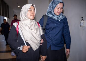 SUHAILA Abd Halim (kiri) dihadapkan di Mahkamah Sesyen Jenayah hari ini atas pertuduhan menyebarkan maklumat yang salah melalui media sosial atau platform dalam talian terhadap Yang di-Pertuan Agong Sultan Ibrahim Sultan Iskandar, di Shah Alam, Selangor, hari ini. - UTUSAN / SADDAM YUSOFF