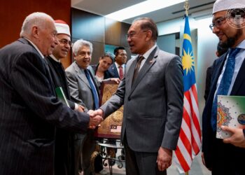 YAB Perdana Menteri, Dato' Seri Anwar Ibrahim, semasa pertemuan bersama Naib Presiden Persatuan Komuniti Islam Itali (COREIS), Imam Yahya Pallavicini dan Setiausaha Agung Pusat Kebudayaan Islam Itali–Masjid Besar Rom, Abdellah Redouane, semasa lawatan kerja di Rom, Itali.. 2 Julai 2025. AFIQ HAMBALI/Pejabat Perdana Menteri.

NO SALES; NO ARCHIVE; RESTRICTED TO EDITORIAL USE ONLY. NOTE TO EDITORS: This handout photos may only be used for editorial reporting purposes for the contemporaneous illustration of