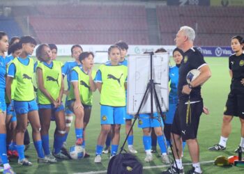 JOEL Cornelli memberi penerangan kepad aanak buahnya dalam sesi latihan sebelum berdepan Tajikistan awal pagi esok.-IHSAN FAM