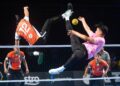 APIT kanan Melaka Titans, Azlan Alias melakukan libasan sambil dihalang perejam KL Thunder, Aekasit Naphom dalam saingan Liga Sepak Takraw (STL) Grand Prix (GP) Negeri Sembilan yang berlangsung di N9 Arena di Nilai, Negeri Sembilan, kelmarin.- IHSAN STL