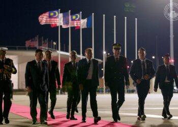 PERDANA MENTERI,  Datuk Seri Anwar Ibrahim berlepas daripada Lapangan Terbang Pavillon d'Honneur Orly selepas menamatkan lawatan kerja di Paris, Perancis. IHSAN: Pejabat Perdana Menteri.