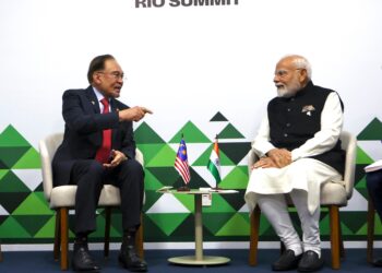 ANWAR Ibrahim menerima kunjungan hormat Perdana Menteri India, Narenda Modi, semasa lawatan kerja di Rio, Brazil. - FACEBOOK ANWAR IBRAHIM