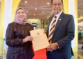 ABDUL Karim bersama Timbalan Menteri di Jabatan Premier, Datuk Sharifah Hasidah Sayeed Aman Ghazali menunjukkan teks ucapan pembentangan RUU penambahan komposisi DUN Sarawak sebelum mesyuarat khas, semalam.