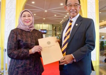 ABDUL Karim bersama Timbalan Menteri di Jabatan Premier, Datuk Sharifah Hasidah Sayeed Aman Ghazali menunjukkan teks ucapan pembentangan RUU penambahan komposisi DUN Sarawak sebelum mesyuarat khas, semalam.