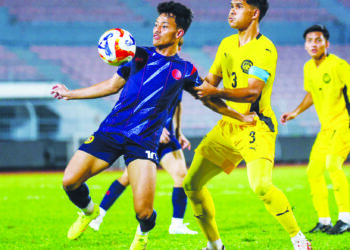 KAPTEN Bawah 23 (B-23) negara, Muhammad Ubaidullah Shamsul Fazili (tengah) mengawal pergerakan penyerang Negeri Sembilan FC, Luqman Hakim Shamsudin ketika kedua-dua pasukan bertembung dalam aksi persahabatan di Stadium Bola Sepak Kuala Lumpur, kelmarin yang berkesudahan skuad Sang Rusa menang 1-0.