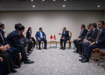 ANWAR Ibrahim menerima kunjungan hormat Perdana Menteri Vietnam Pham Minh Chinh dalam satu pertemuan mesra di luar Sidang Kemuncak Pemimpin BRICS ke-17 di Brazil. - FACEBOOK ANWAR IBRAHIM