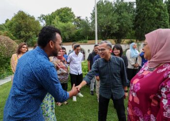 FAHMI Fadzil ketika beramah mesra bersama komuniti rakyat Malaysia di Geneva sempena lawatan kerja beliau bagi menghadiri Sidang Kemuncak Dunia WSIS+20. - FACEBOOK FAHMI FADZIL