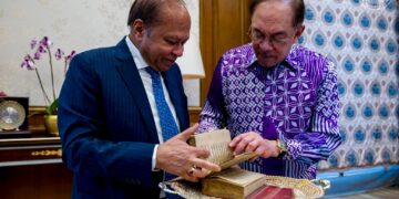 PERDANA MENTERI DATUK SERI Anwar Ibrahim, menerima kunjungan hormat daripada pengerusi Indorama Corporation, Sri Prakash Lohia, di Putrajaya. -  Pejabat Perdana Menteri.
