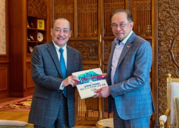 Ketua Menteri Sabah, Datuk Seri Hajiji Noor bersama Perdana Menteri, Datuk Seri Anwar Ibrahim ketika membincangkan pelbagai isu dan perkembangan semasa berkaitan Sabah termasuklah pencapaian serta hala tuju pembangunan negeri di bawah pelan Hala Tuju Sabah Maju Jaya.