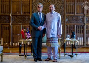 ANWAR Ibrahim, menerima kunjungan hormat Menteri Luar China, Wang Yi di Putrajaya. - FACEBOOK ANWAR IBRAHIM