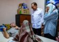 ANWAR beramah mesra dengan Mohamad Ali Abdul Malek ketika menziarahi keluarga asnaf itu di Kampung Baru Sirusa, Port Dickson, Negeri Sembilan. - FACEBOOK ANWAR IBRAHIM