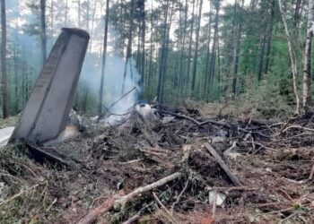 BANGKAI pesawat Antonov An-24 yang terhempas di wilayah Timur Russia, semalam.