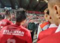ANNUAR Musa (tengah) menyampaikan amanat kepada barisan pemain Kelantan-TRW selepas perlawanan pemanas badan di Stadium Sultan Muhammad IV, Kota Bharu, Kelantan malam tadi-IHSAN ANNUAR MUSA