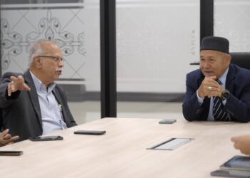 TUAN Ibrahim Tuan Man mengadakan pertemuan bersama P. Ramasamy di Parlimen.-FB TUAN IBRAHIM TUAN MAN