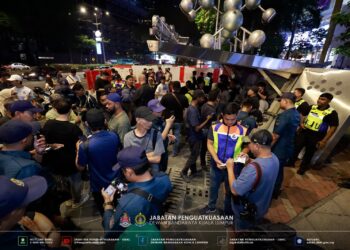 ANGGOTA penguat kuasa Dewan Bandaraya Kuala Lumpur (DBKL) menjalankan Op Lens di sekitar KLCC, semalam. - FACEBOOK DBKL
