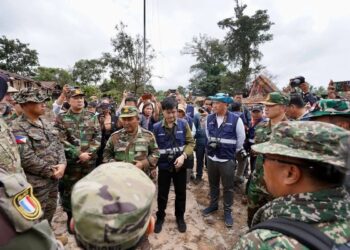 SEBAHAGIAN daripada anggota tentera yang menyertai lawatan diplomatik ketenteraan di zon panas sempadan Kemboja-Thailand. – Facebook ATM