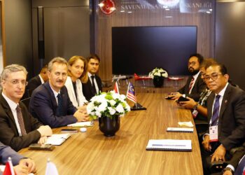 MOHAMED Khaled Nordin (kanan) ketika mengadakan pertemuan bersama Prof. Dr. Haluk semasa Pameran Industri Pertahanan Antarabangsa 2025 di Istanbul hari ini.